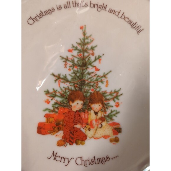 Holly Hobbie Merry Christmas Dinner Plate With Gold Trim Genuine Porcelain NEW - Picture 4 of 6